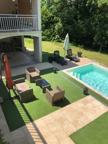 Coulounieix-ChamiersCharmant Petit gite au milieu de la Verdure的后院设有游泳池、草坪椅和游泳池