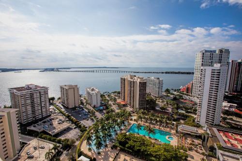 迈阿密财富之家套房公寓式酒店的水体城市的空中景观