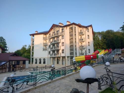沙安Molfar Resort Hotel & SPA的一座带滑梯水上公园的建筑