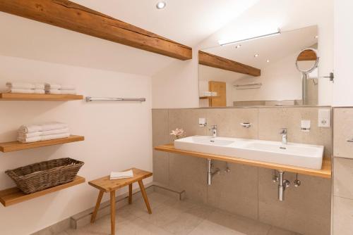 雷特温克尔博格斯图博旅馆的一间带水槽和镜子的浴室