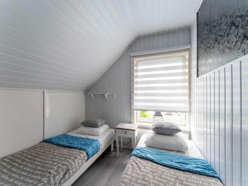 弗利辛恩Comfortable semi-detached holiday home in Vlissingen的带窗户的客房内的两张床