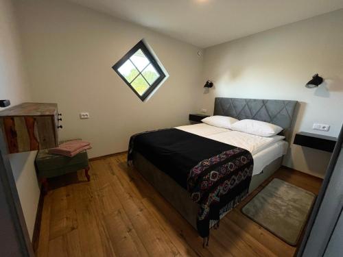 普拉特利艾Namelis 'Lizdas' Plateliuose的一间卧室设有一张大床和窗户