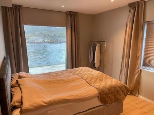 卡伯尔沃格Eksklusiv leilighet med spektakulær utsikt的一间卧室设有一张床和一个大窗户