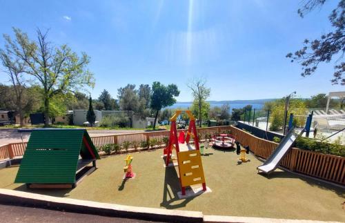 塞尔瑟Mobile Home Mar Vista Selce的公园内带滑梯和游戏设备的游乐场