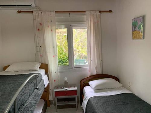 KondárainaKONTI VILLA的小房间设有两张床和窗户