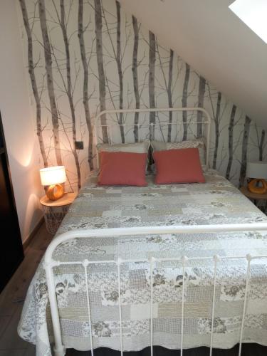 RonthonLa châtre的卧室配有白色床和2个红色枕头