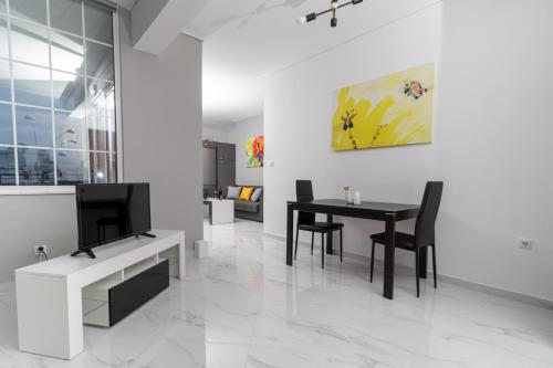 斯巴达Z5 Sky Sparta Apartment的一间带桌子和电视的用餐室
