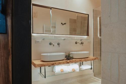 Villa CastelliMasseria Le Lamie的浴室设有2个水槽和镜子