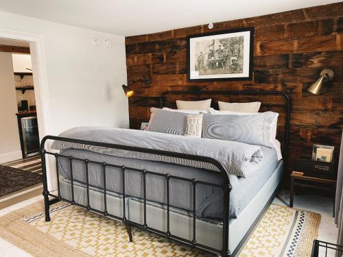 哈德逊Wm. Farmer and Sons的一间卧室配有一张木墙床。