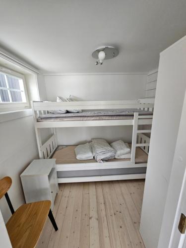 瓦尔贝里Attefallshus Nära Havet Norranäs的一间小房间,内设两张双层床
