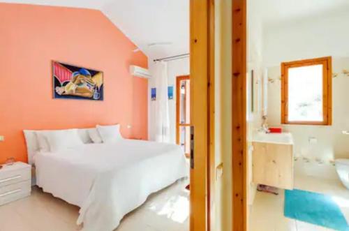 圣玛格利特迪普拉Villa Bellavista IS MOLAS PULA, CAGLIARI的一间带白色床的卧室和一间浴室