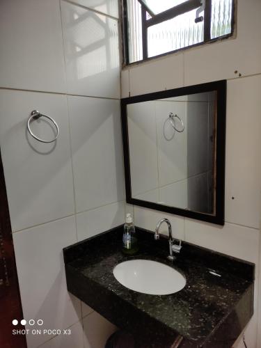 拉夫里尼亚斯Sítio Vista da Serra的一间带水槽和镜子的浴室
