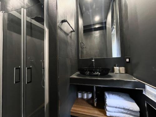 那不勒斯Aroma Apartment, Maschio Angioino-Porto Di Napoli的一间带水槽和淋浴的浴室