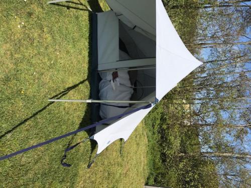 西泰尔斯海灵BlueCAMP Oerol24- Tent&Breakfast的风筝的人从窗户望出去