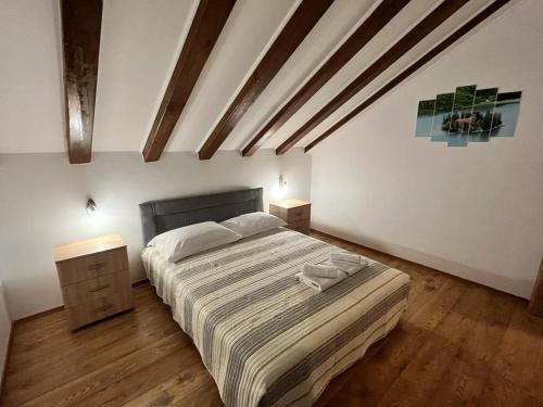 希贝尼克Apartman Mediteran的一间卧室设有一张大床和两个床头柜