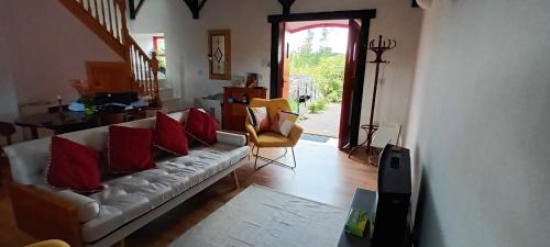 BellanagareThe Old Mill, Kilcorkey, Bellanagare, Castlerea, County Roscommon - West of Ireland的客厅配有带红色枕头的白色沙发