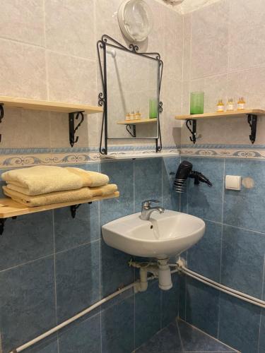 马拉喀什Riad Hanya的一间带水槽和镜子的浴室