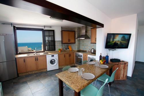 阿列塔La Casa del Atlántico的厨房配有桌椅和水槽