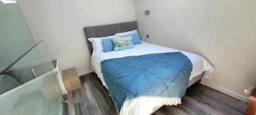 利斯坎诺Moher Lodge的小卧室配有一张带蓝色毯子的床