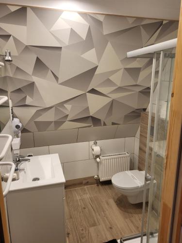 杜什尼基-兹德鲁伊O.W.S. Strzecha的浴室设有几何图案的墙