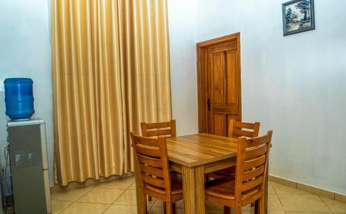 阿沙巴KUNN Apartments的一间带木桌和椅子的用餐室
