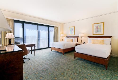 圣地亚哥韦斯特盖特酒店的酒店客房配有两张床和一张书桌