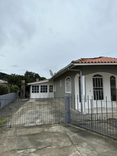 乌鲁比西Casa Recanto Alegria的前面有栅栏的白色房子