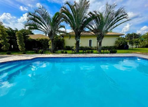 Casa de Férias em Atibaia Piscina Climatizada内部或周边的泳池