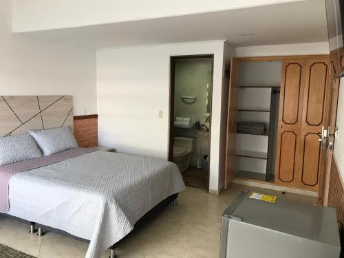 波哥大Hostel Heroes的一间卧室设有一张床和一间浴室。