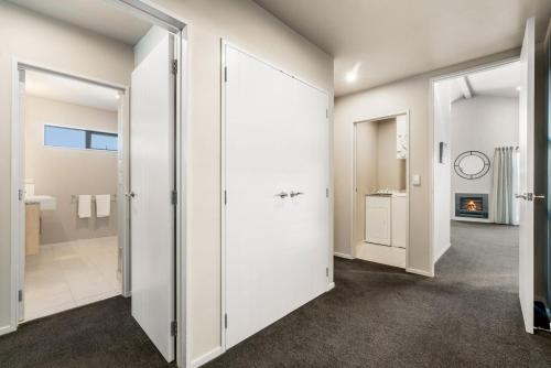 瓦纳卡Alpine Retreat - 3 Bedroom的一间拥有白色墙壁和开放式门的浴室