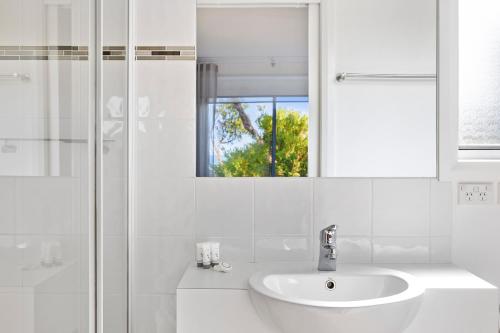 Cape PatersonIngenia Holidays Cape Paterson的白色的浴室设有水槽和镜子