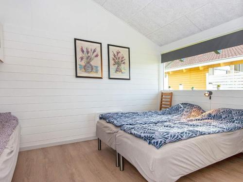 奥本罗Holiday home Aabenraa LXXIII的一间卧室设有两张床和窗户。