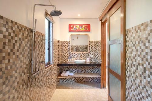 乌鲁瓦图巴里坎达西尔酒店的一间带水槽和镜子的浴室