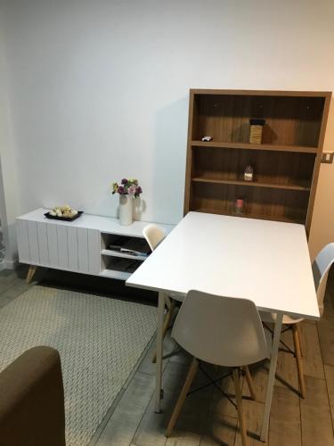 奇廉Departamento 3 Personas的一间配备有白色桌椅的用餐室