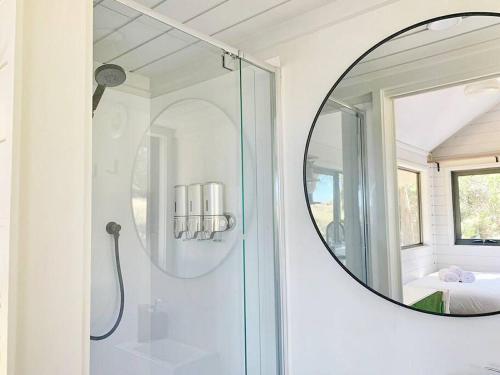 雷德山Mornington Peninsula Tiny House - Tiny Stays的一间带镜子和淋浴的浴室