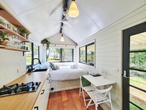 雷德山Mornington Peninsula Tiny House - Tiny Stays的一个小房子里的一个厨房,有床