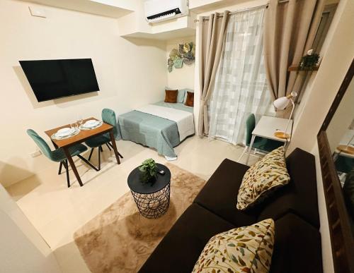 达沃市Lengs Place 2 - Studio Unit with Balcony at Inspiria Condo的客厅配有沙发和桌子