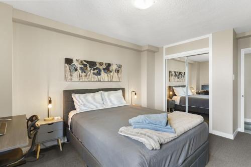 萨斯卡通Newly Renovated 2 Bedroom Downtown Saskatoon Condo的一间卧室,卧室内配有一张大床