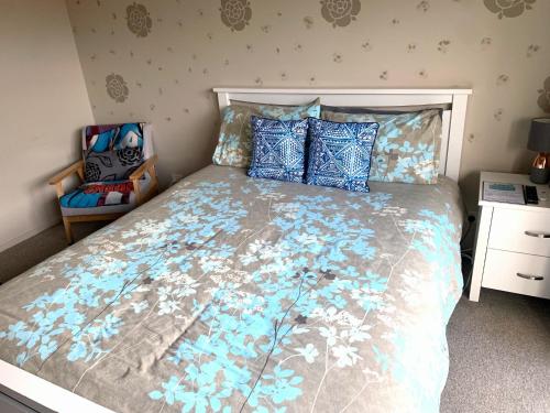 北帕默斯顿KG Ensuite的一间卧室配有一张带蓝色枕头的大床