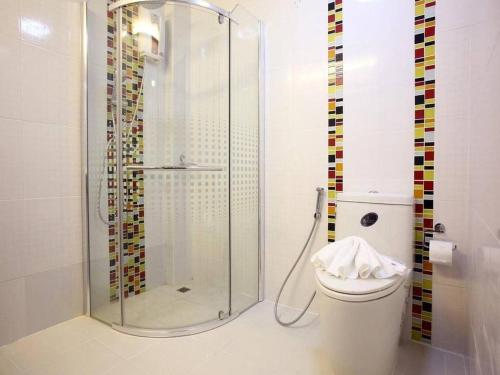 坤敬孔敬府拉别墅酒店的设有带卫生间的浴室内的淋浴间