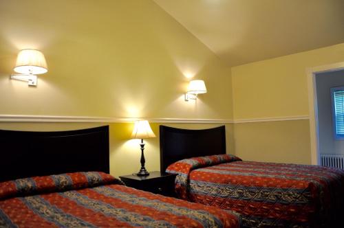 菲什基尔乡村汽车旅馆的酒店客房设有两张床和两盏灯。