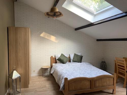 La BruyèreLa bergerie的一间卧室配有一张带天窗的大床
