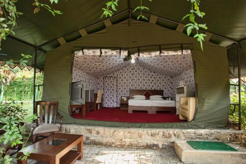 JūngaFlag House Resort的帐篷内的卧室,配有一张床