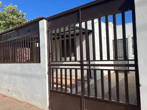 瓜伊马斯Casa Gn 37 Excellent Location North of the city Guaymas Sonora的大楼一侧的黑色大门
