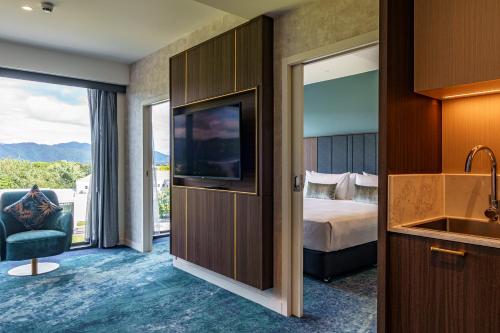 下哈特The Sebel Wellington Lower Hutt的酒店客房设有一间带一张床和电视的卧室