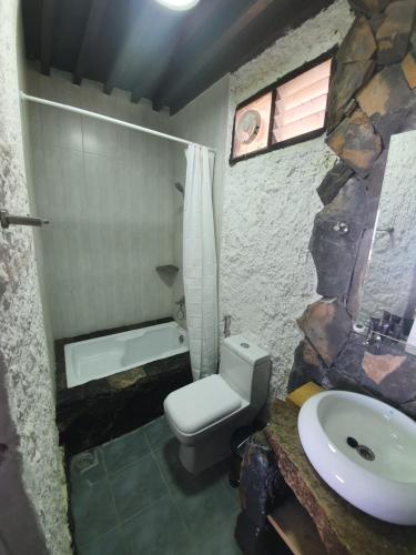 尼兹瓦SAMA Al Khutaim-Heritage Home的浴室配有白色卫生间和盥洗盆。
