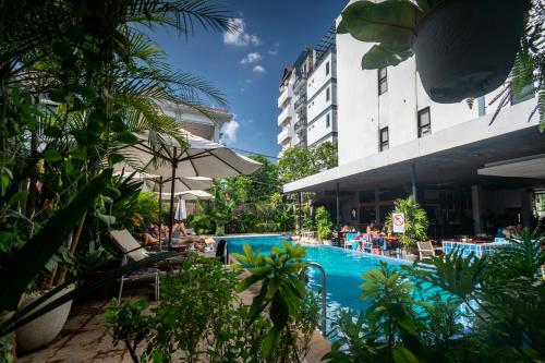 暹粒暹粒恩内德兹旅舍的享有酒店游泳池的景致。