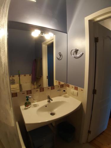 里加Eksporta 10, LUX的一间带水槽和镜子的浴室