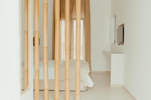 伊奥斯乔拉阿凡提酒店的卧室四周有竹 ⁇ 