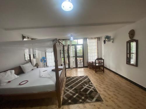 Bet-el-MaliKingstone lodge zanzibar的一间卧室设有一张床和一间客厅。